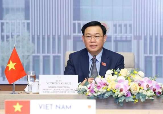 National Assembly Chairman Vuong Dinh Hue speaks at the conference - Photo: VGP/Nguyen Hoang