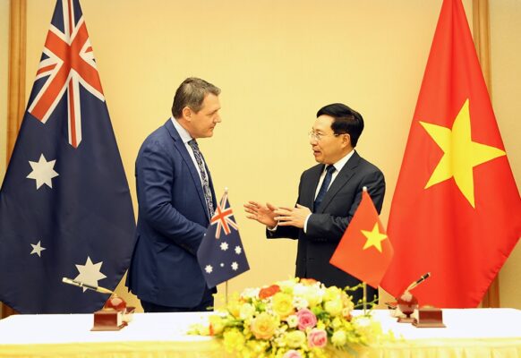 Deputy Prime Minister and Foreign Minister Pham Binh Minh receives Northern Territory Chief Minister Michael Gunner