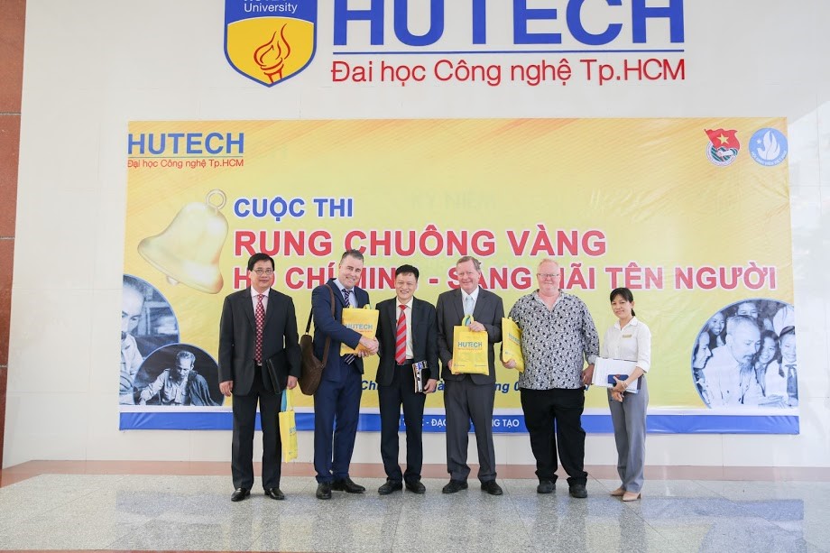 Đoàn làm việc chụp hình lưu niệm tại Sảnh B HUTECH