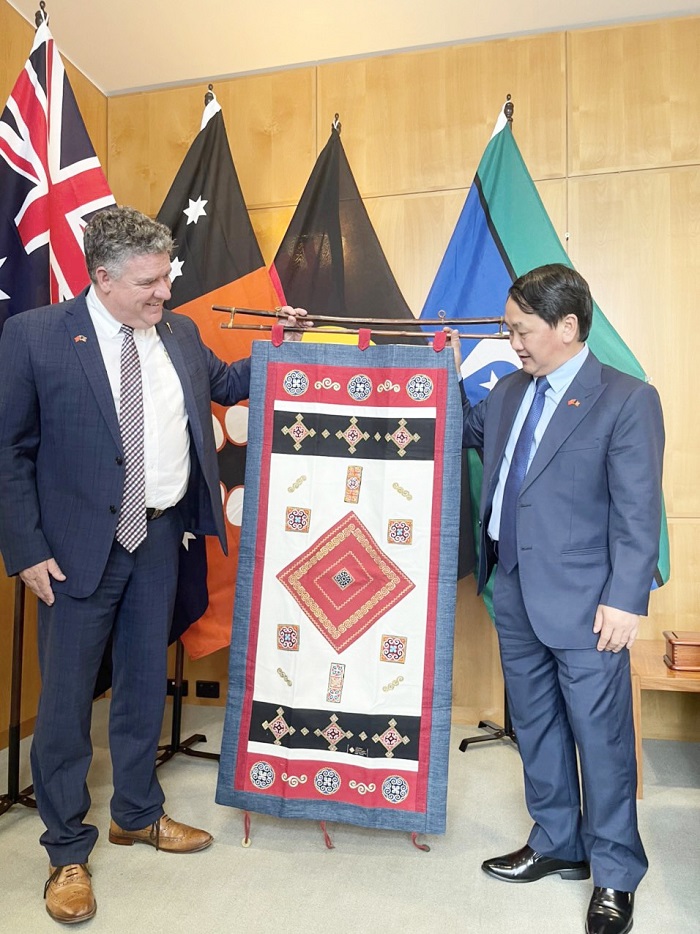 Bộ trưởng, Chủ nhiệm UBDT Hầu A Lềnh trao đổi quà tặng với Chủ tịch Quốc hội Bắc Úc