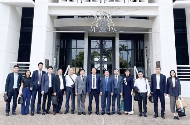 Đoàn Việt Nam chụp ảnh lưu niệm tại Tòa nhà Quốc hội Bắc Úc