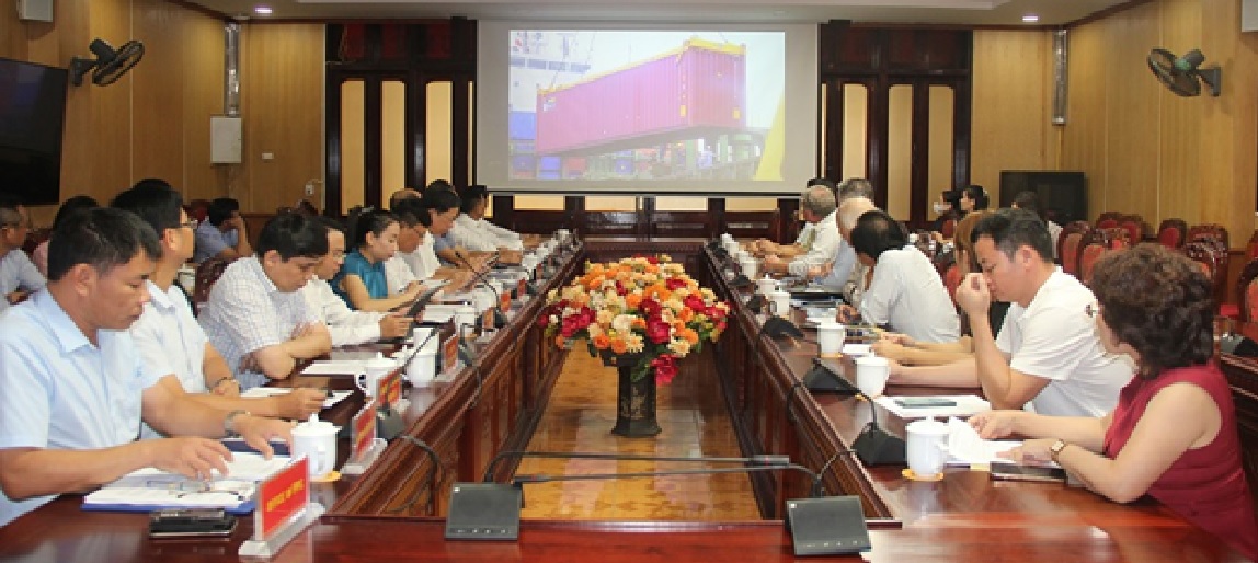 Các đại biểu xem trình chiếu video giới thiệu về tỉnh Thanh Hóa.