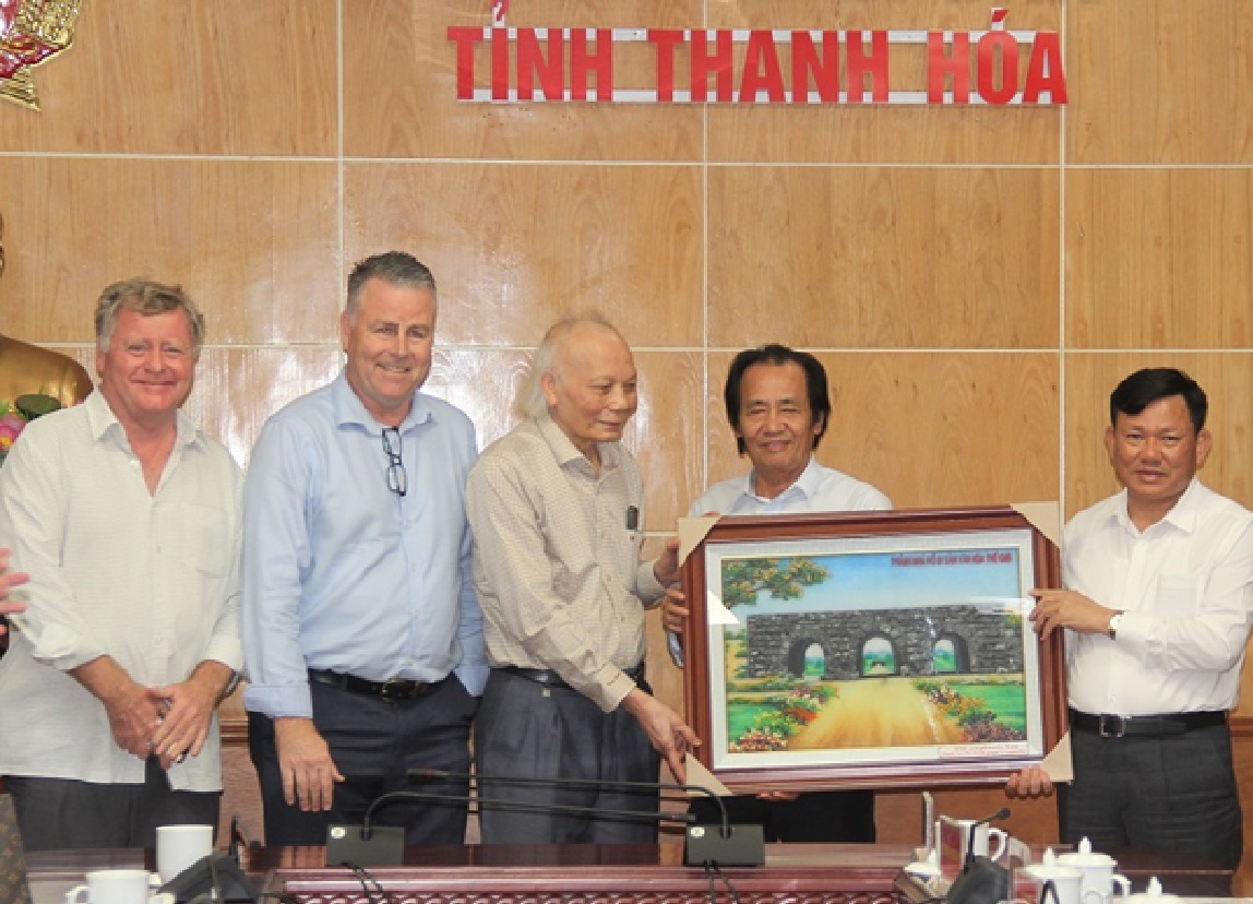 Phó Chủ tịch Thường trực UBND tỉnh Nguyễn Văn Thi (đứng bên phải) tặng quà lưu niện cho Đoàn công tác.