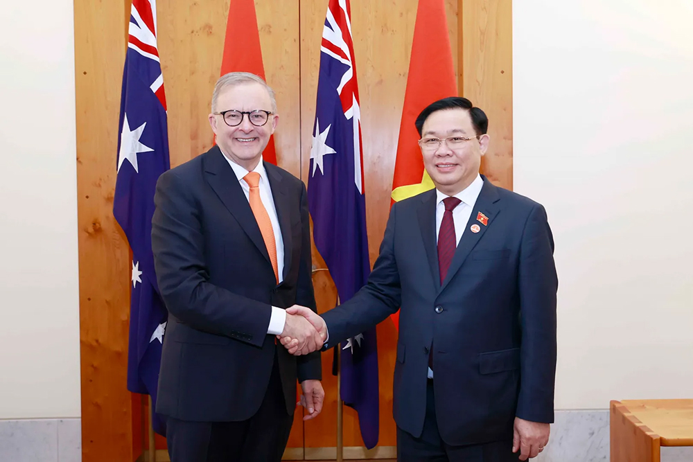 Chairman of the National Assembly Vuong Dinh Hue (R) meets Australian Prime Minister Anthony Albanese in Canberra on November 30, 2022 as part of his official visit to Australia. (Photo: VNA)