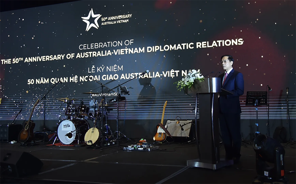 Foreign Minister Bui Thanh Son speaks at a ceremony held in Hanoi on February 24, 2023 to celebrate the 50th anniversary of diplomatic relations between Vietnam and Australia (Photo: VNA).