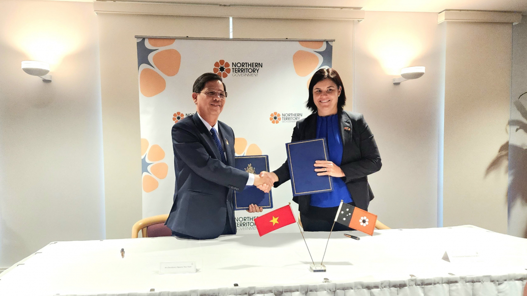 Mr. Nguyen Tan Tuan, Chairman of the Provincial People's Committee, and Ms. Natasha Fyles, Chief Minister of the Northern Territory, exchanged the signed agreement.