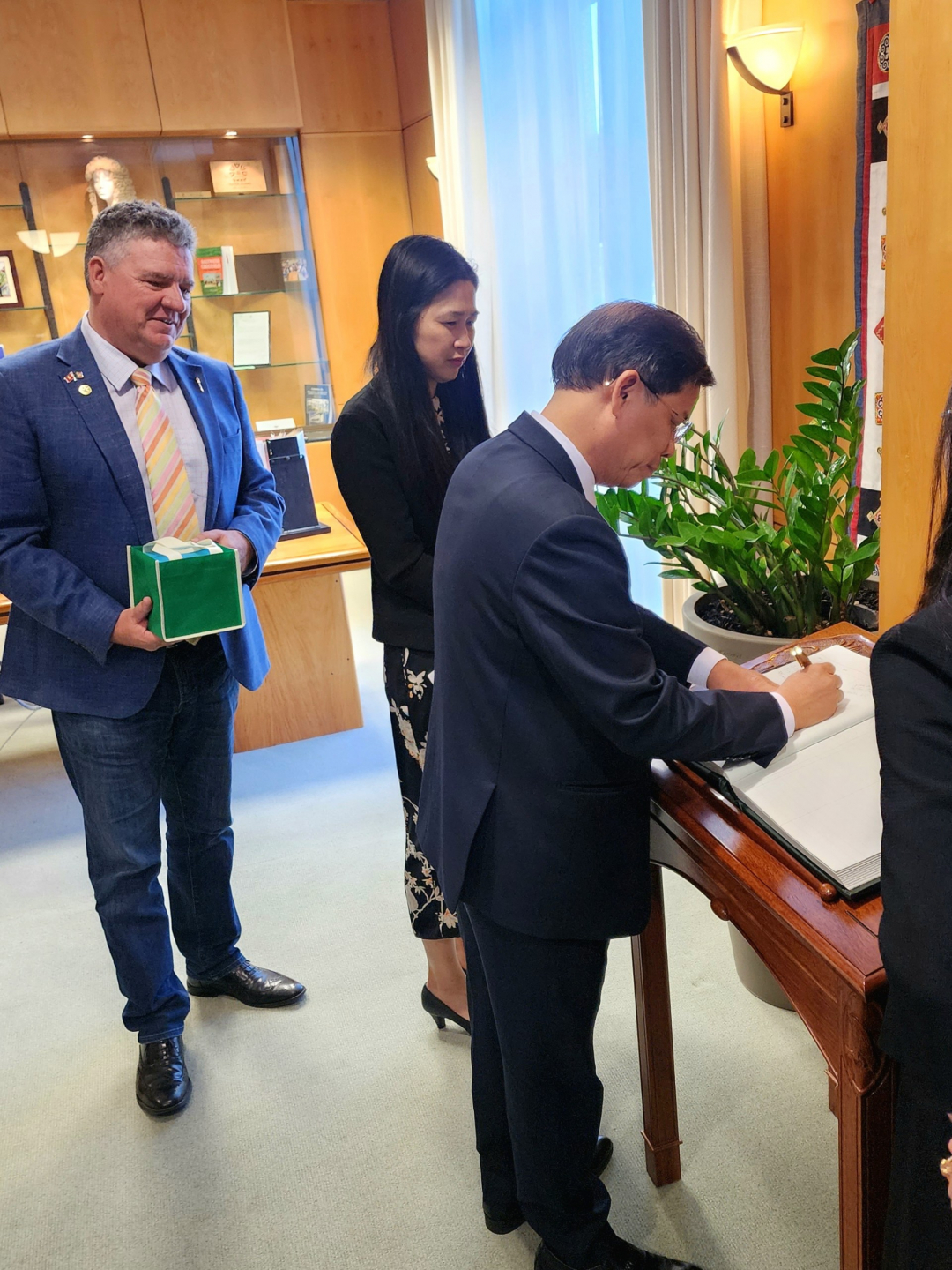 Chủ tịch UBND tỉnh Nguyễn Tấn Tuân ký Sổ lưu niệm tại Tòa nhà Quốc hội Vùng lãnh thổ Bắc Australia.