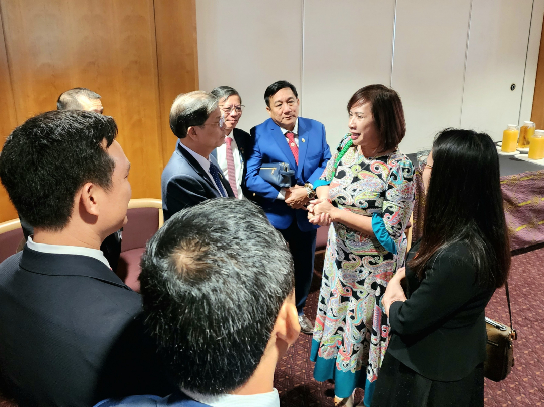 Chairman of the Provincial People's Committee Nguyen Tan Tuan and Chairman of the Vietnam Fatherland Front Committee of Khanh Hoa province Tran Ngoc Thanh held discussions with a group of Vietnamese entrepreneurs currently living and working in Darwin city.