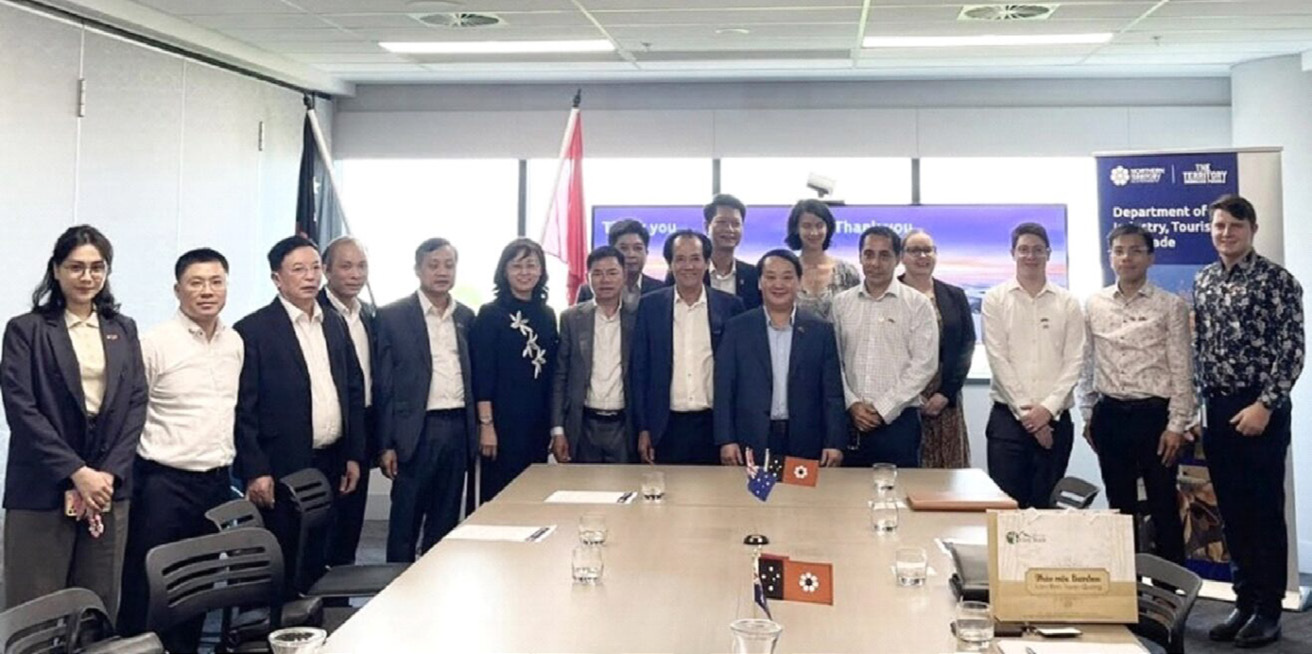 Minister, Minister and Chairman of the Committee for Ethnic Minority Affairs Hau A Lenhtook souvenir photos with Mr. Nguyen Ngoc My - Chairman of VABIS Group and delegates at the meeting with the Northern Australian government