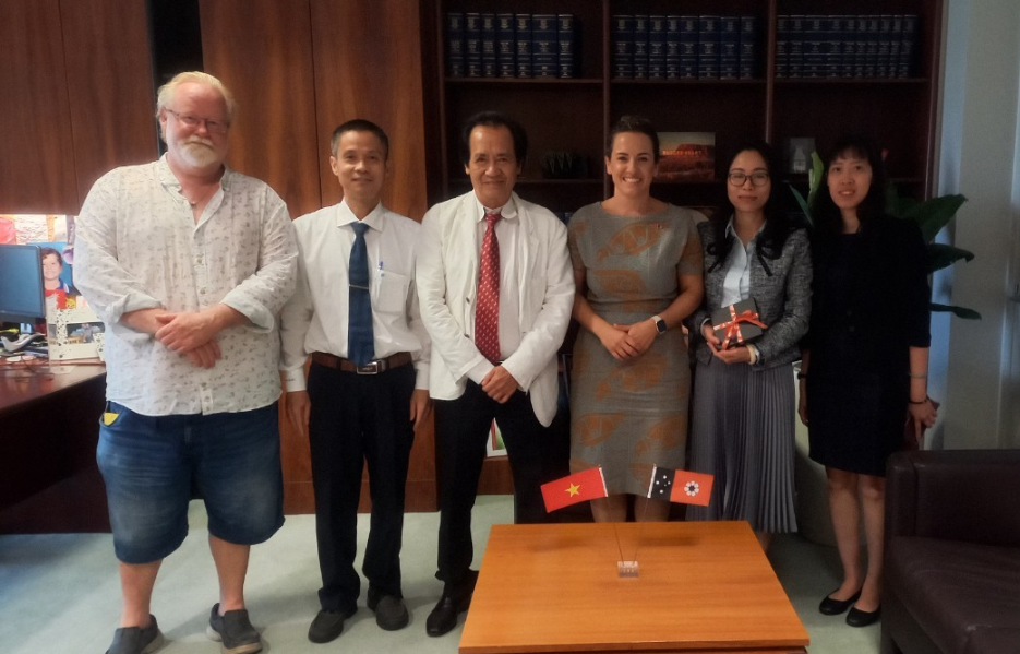 Đoàn đã viếng thăm chào xã giao và trao đổi ngắn với Nghị sĩ Lãnh đạo Đảng đối lập – Bà Lia Finocchiaro và chụp ảnh lưu niệm tại Văn phòng Quốc hội Bắc Úc.