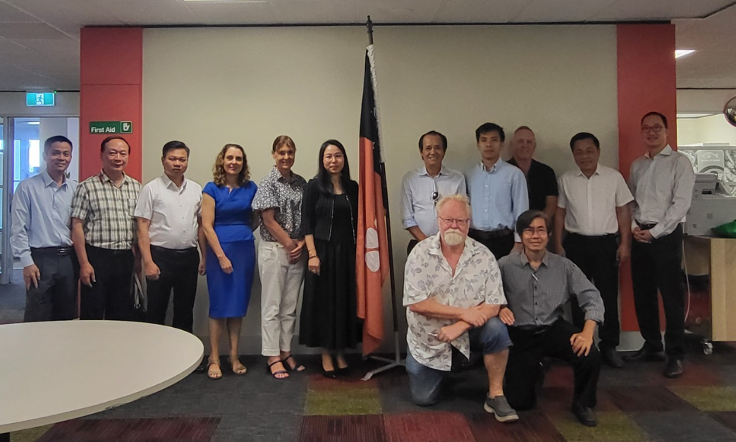 Đoàn chụp ảnh lưu niệm sau buổi họp tại Trụ sở Bộ Công nghiệp, Du lịch và Thương mại Bắc Úc.