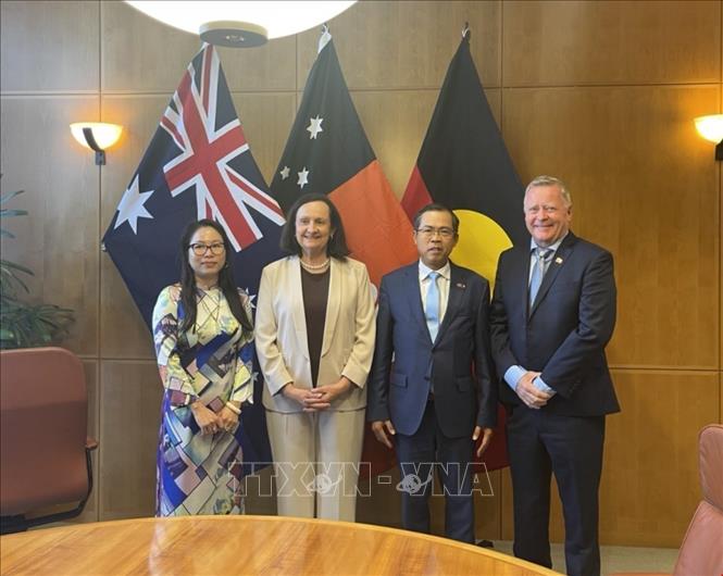 Vietnamese Ambassador to Australia Pham Hung Tam (second from right) and Consul General Nguyen Thanh Ha (far left) met with the President and Vice President of the Northern Australian Parliament.